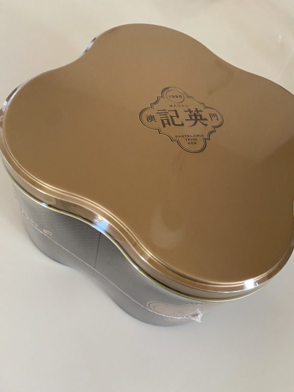英記餅家のアーモンドクッキーの缶